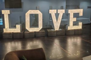 Leuchtbuchstaben Love auf einer Hochzeit